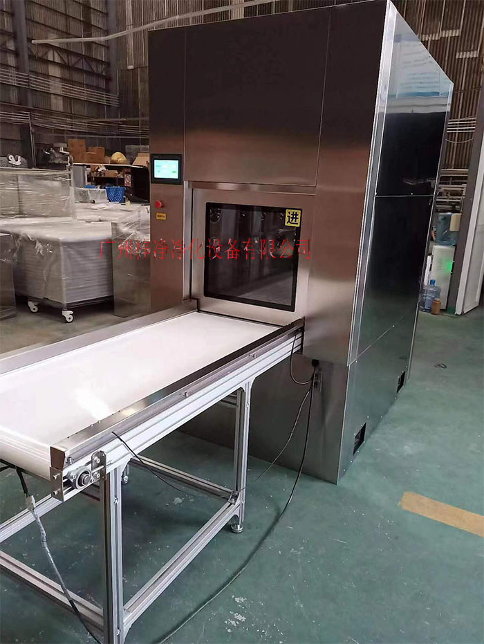 輸送帶傳遞窗還可吹淋被傳遞物品的表面，防止物品可能攜帶塵埃進入潔凈室。