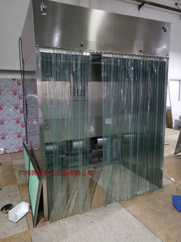 潔凈層流采樣車具體要求；從室內(nèi)空氣經(jīng)過初效過濾器，從高效空氣過濾器出風(fēng)，配無隔板高效過濾器過濾效率為：99.99@0.3μm和G4級(jí)初效過濾器，確保凈化級(jí)別，靜態(tài)100級(jí)美聯(lián)邦209E標(biāo)準(zhǔn)；