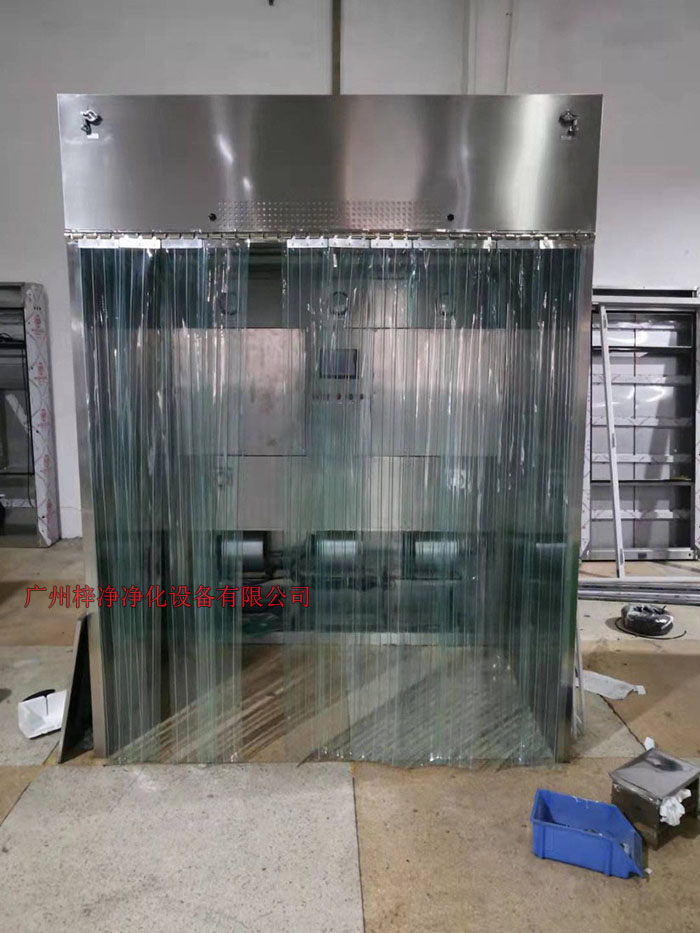 潔凈層流采樣車具體要求；從室內(nèi)空氣經(jīng)過初效過濾器，從高效空氣過濾器出風(fēng)，配無隔板高效過濾器過濾效率為：99.99@0.3μm和G4級(jí)初效過濾器，確保凈化級(jí)別，靜態(tài)100級(jí)美聯(lián)邦209E標(biāo)準(zhǔn)；