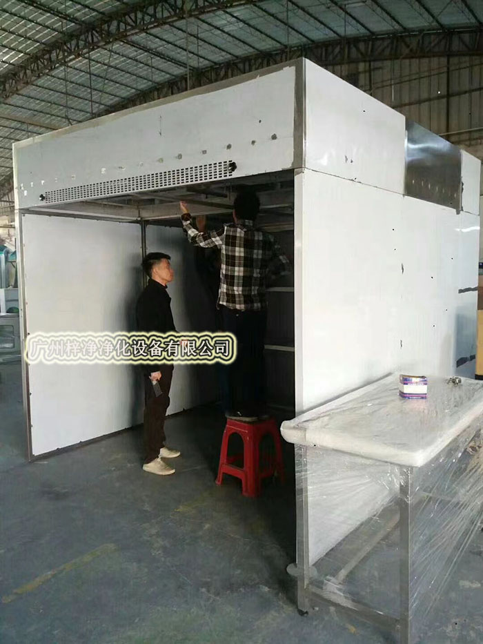 負(fù)壓稱量房又稱作負(fù)壓稱量間、負(fù)壓稱量室、負(fù)壓稱量罩或負(fù)壓稱量單元